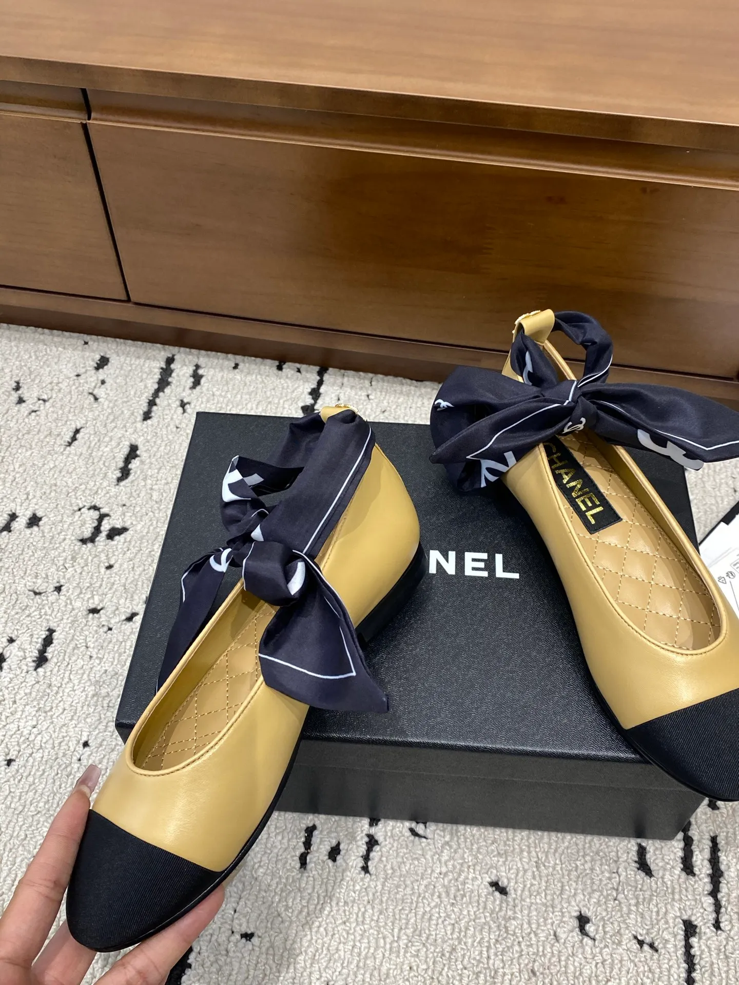 👟👟Ex-factory price 580👟👟 🍀CHANEL2026 early autumn new model, Mary Jane leather cover Chanel Xiaoxiang C home flat ribbon 🎀Comfortable ballet shoes Customized catwalk haute couture, simple yet sweet and playful Solid color fabric is refreshing and easy to wear Buckle design shoes are more heeling Upper: Customized sheepskin Inner foot pad: sheepskin Sole: Italian genuine leather sole Number of yards: 35-40 (customized 40 pieces are non-refundable)